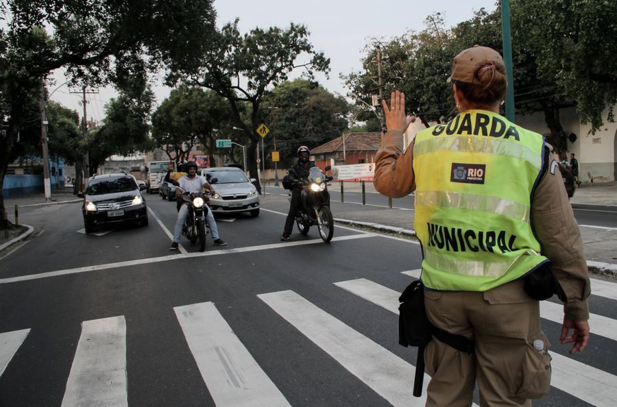 Agente da Prefeitura do Rio sinaliza para motoristas no trânsito da cidade