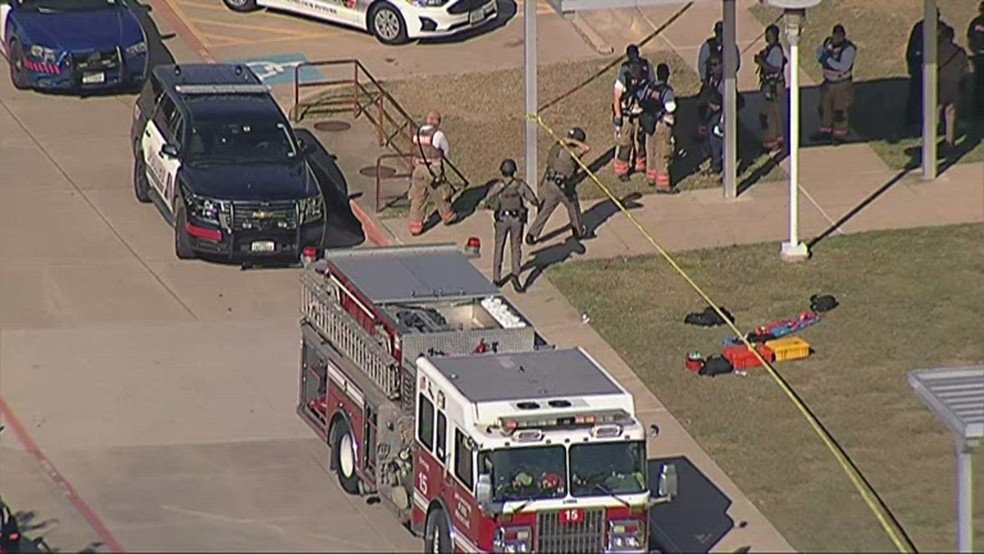 Policiais em frente a colégio americano após tiroteio no Texas