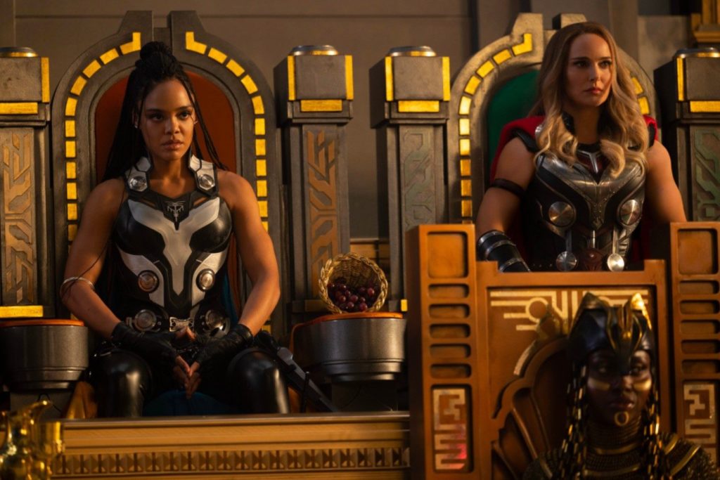 Natalie Portman (à direita), com uniforme parecido com o utilizado por Thor
