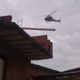 Helicóptero da Polícia Civil sobrevoando a favela do Jacarezinho, na Zona Norte do Rio