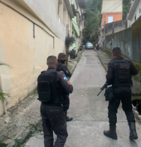 policiais na favela 