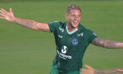 Rafael Moura comemora gol pelo Goiás