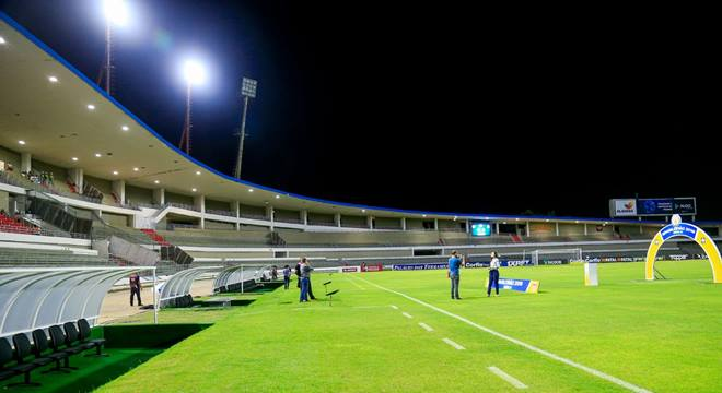Botafogo e CSA se enfrentam no Estádio Rei Pelé