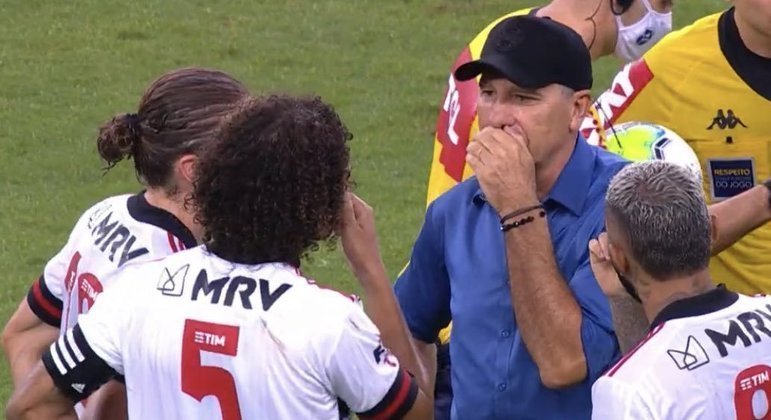 Após jogo do Grêmio contra o Flamengo, Renato coloca a mão na boca e conversa com os jogadores rubro-negros
