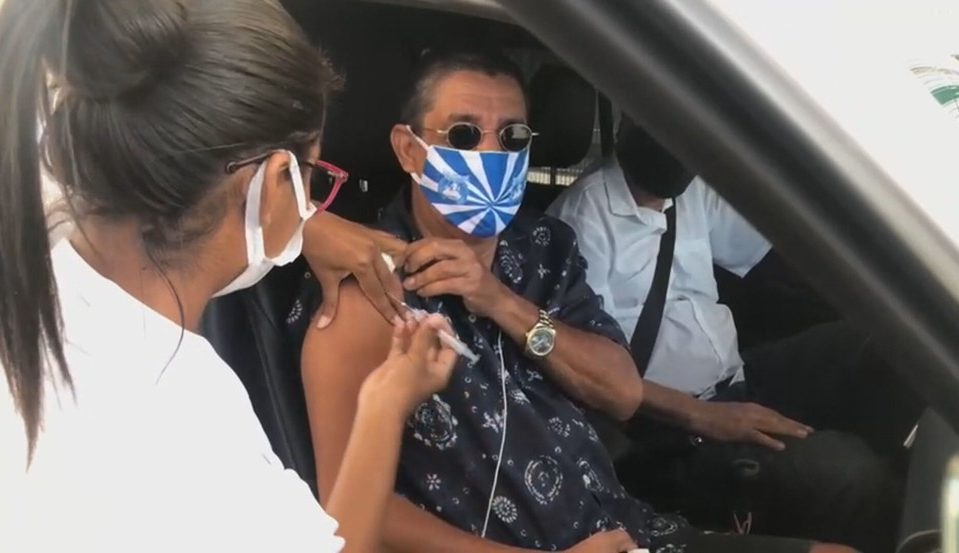 Zeca Pagodinho dentro do carro tomando a primeira dose da vacina contra a Covid-19