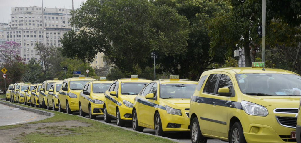 Imagens de Táxis enfileirados