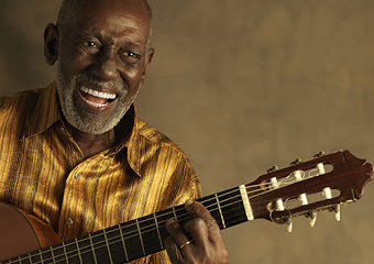 NELSON SARGENTO tocando violão