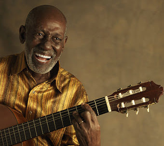 NELSON SARGENTO tocando violão