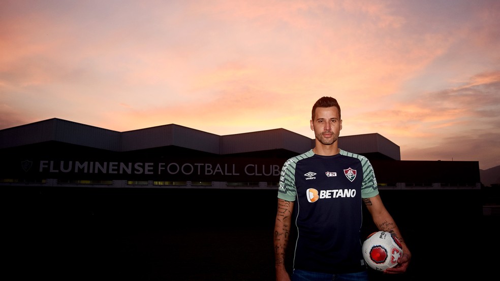 Goleiro Fábio com a bola na mão em imagem no CT