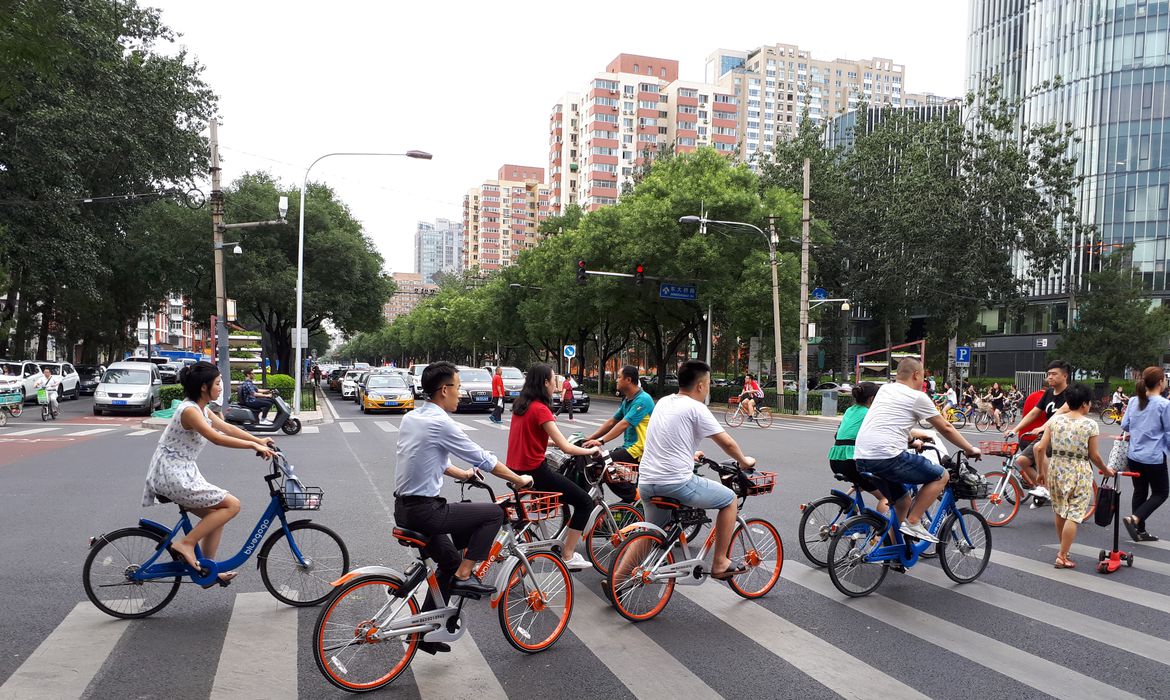Chineses andando de bicicleta