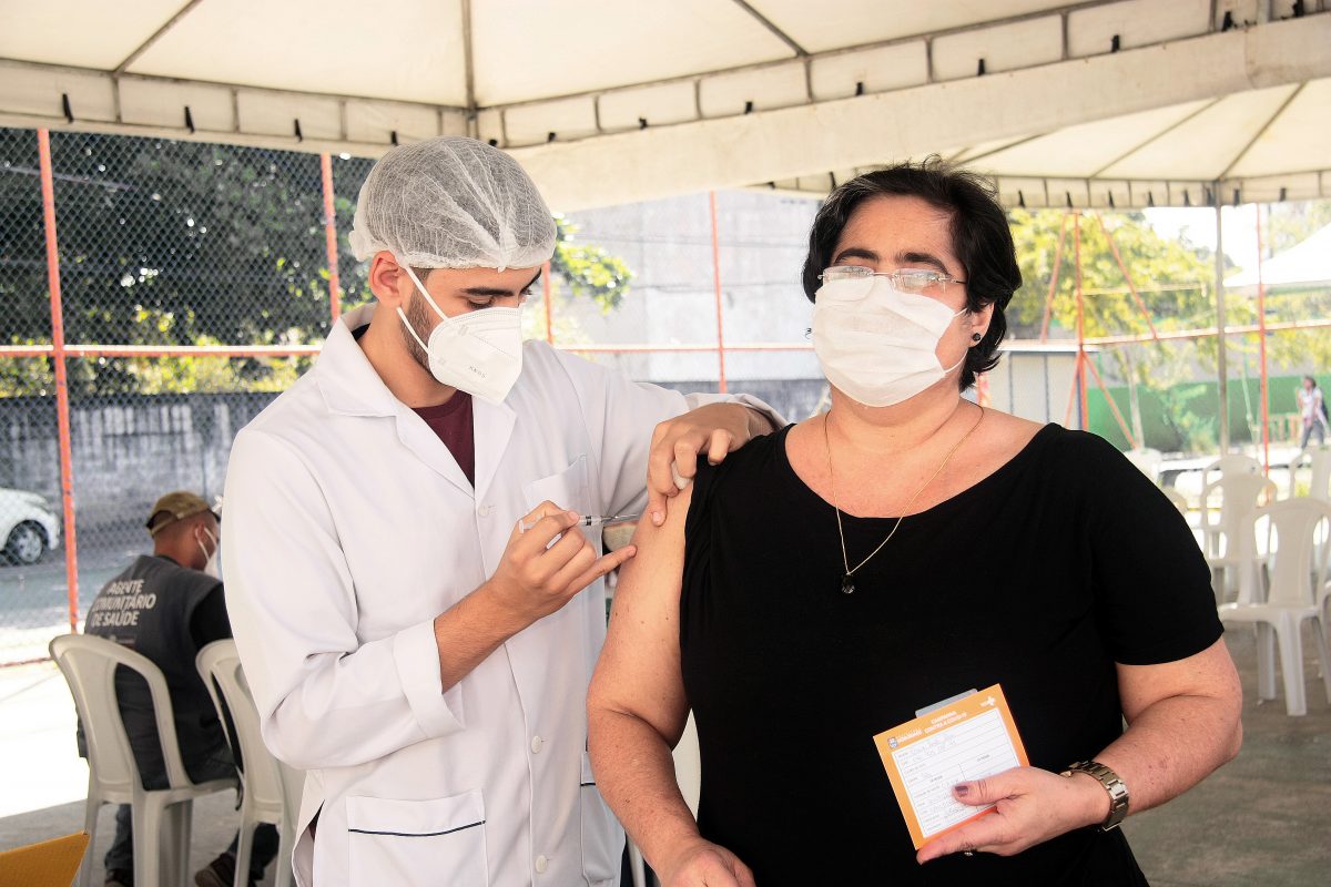 Mulher sendo vacinada em Nova Iguaçu