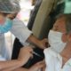 idoso sendo vacinado contra Covid-19