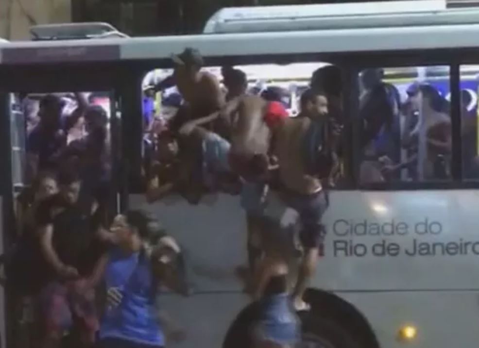 Vandalismo em ônibus no bairro de Copacabana