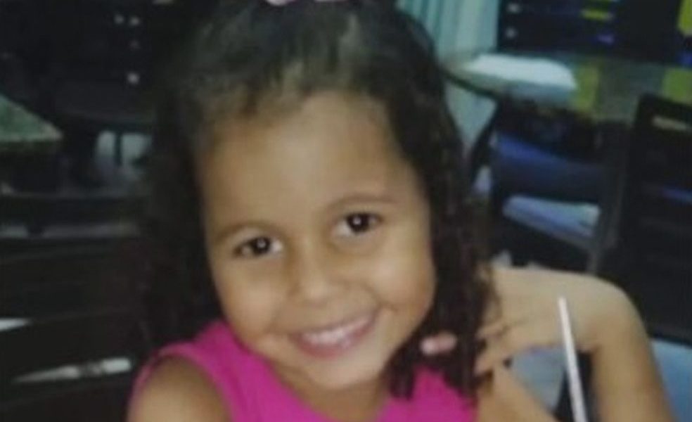 Corpo de menina baleada em Niterói é sepultado nesta quarta feira